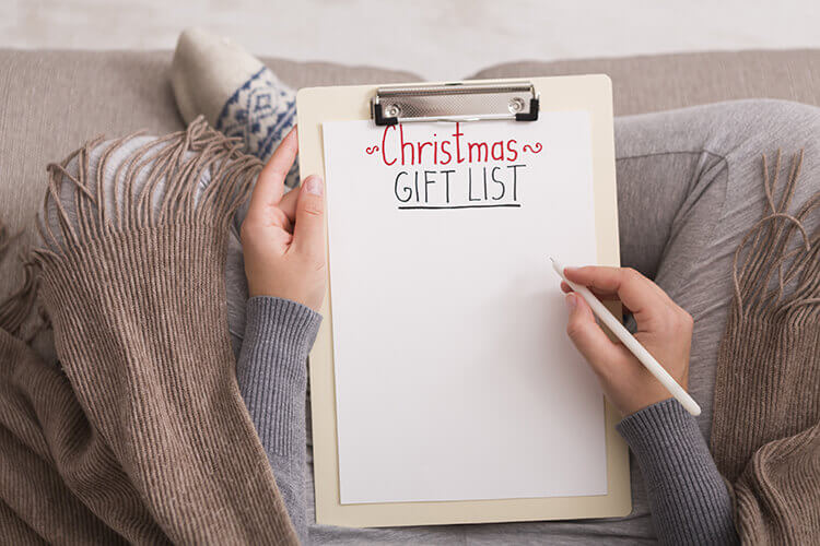 clipboard with a blank piece of paper entitled 'Christmas gift list'